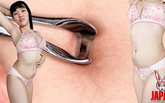 Mika derin göbeğini açıyor - parmakla oynamak için siyah kir temizleme