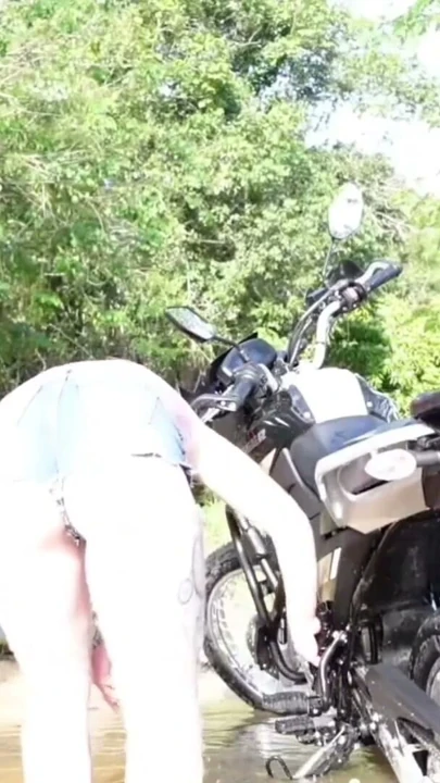 Sarışın Kız, Motosikletini Dere Kenarında Yıkamasına Yardım Eden Adam Tarafından Kıçından İki Kez Sikiliyor | Bölüm 1