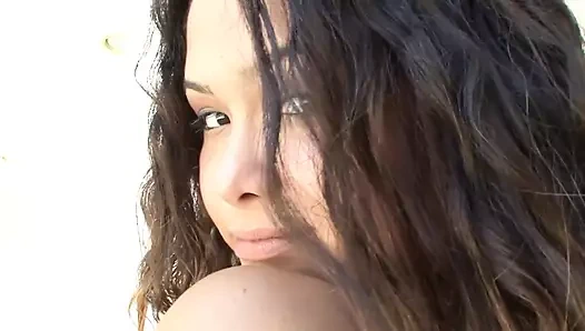 Büyük götlü esmer latin arka kapılara giriyor