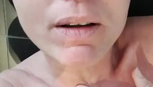 Julie fışkırtarak çok güçlü orgazm oluyor