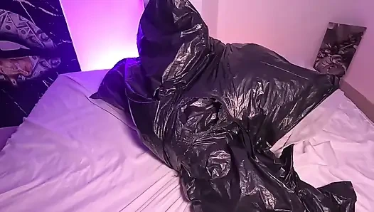 Çöp torbasındaki kız nefesiyle oynuyor