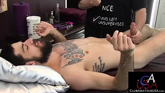 Dövmeli Leeroy inanılmaz bir yarak masajı yapıyor