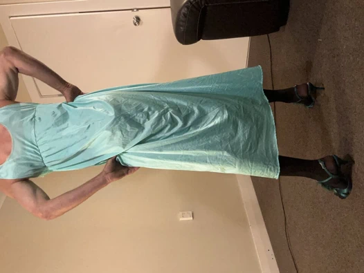 Altında seksi siyah vücut elbisesi olan güzel yeşil gece elbisesi