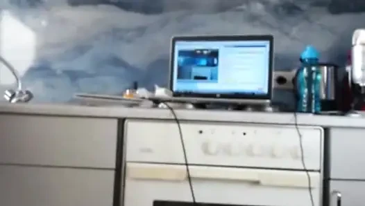 Seksi dea canlı yayında twerk yapıyor