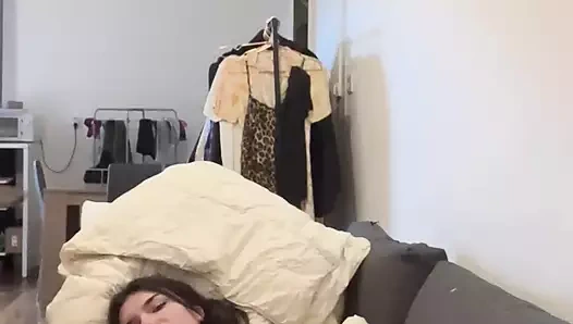 Sevimli genç Mastürbasyon üzerinde ona kanepe süre beklerken için senin horoz