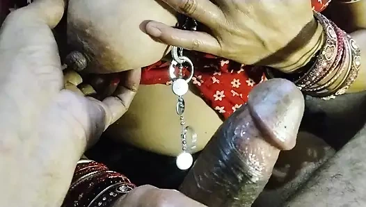 Ateşli kadınlar üvey annesinin ateşli meme ucunu emiyor minik küçük amcık göğüsleri