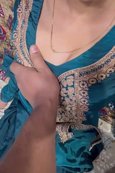 Teyzenin kızının vajinası sulandı.