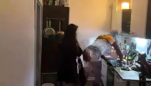 Mutfakta yumruk sokma çılgınlığı - olgun sürtükler geniş genişliyor
