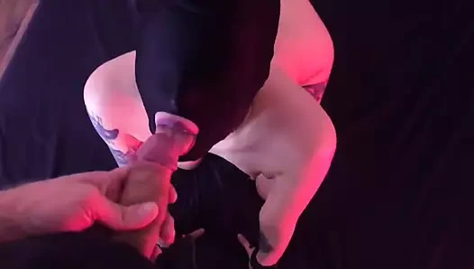 Gözleri bağlı itaatkar sürtük açgözlülükle efendinin aletini emiyor