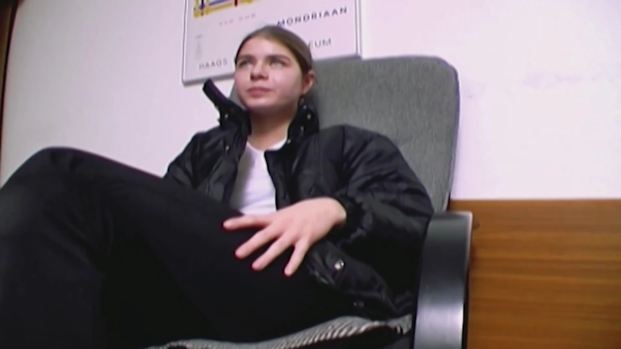 स्टॉकिंग्स पहने हुए जर्मन बेब को सख्त लंड के जोड़े को खुश करना पसंद है