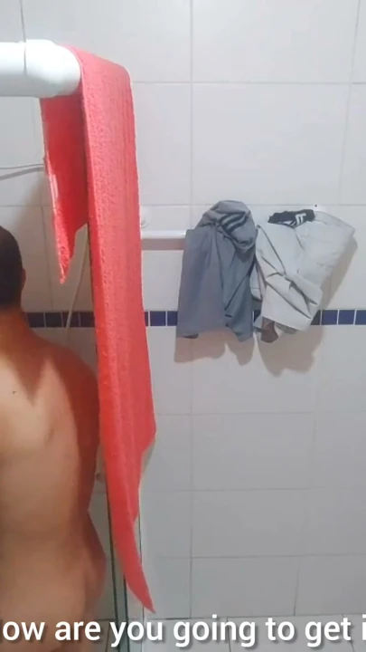 Yaramaz yaşlı üvey baba üvey kızını duşta izliyor! Ve ona sakso çektiriyor ve sikini amında hissediyor! | Klip 3