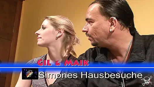 Sarışın Alman kız sürtük bir genç erkek avcısının önünde sert sikiliyor