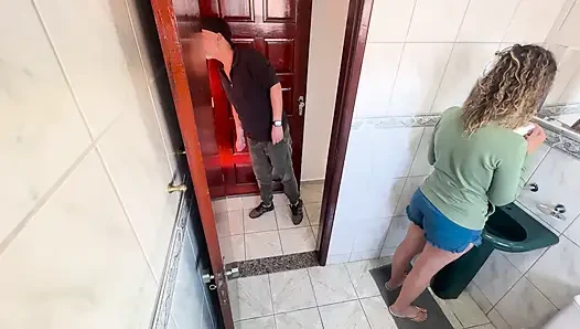 Bir akrabası banyoda üvey yeğenine sürtünerek boşalıyor.