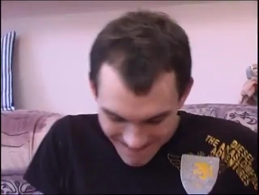 Twink göt deliğini parmaklıyor ve mastürbasyon yapıyor