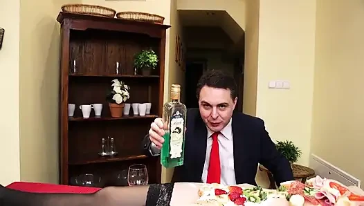 Andrea Diprè ve insan tabağı sakso çekiyor