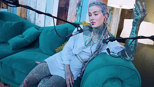 F hakkında konuşuyorum - korku - asmr podcast sfw konuşuyor gotik sıska kız dreadlocks dövmeli model dövmeli kız