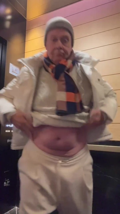 Поклонение моему пенису в лифте в отеле