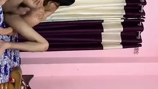 Yeni Nepal videosu. Budo ma xa maja aaiyo earkako ko budii lai daro haniyo'ya teklif ediyor. Otel odası ile komşu karısıyla