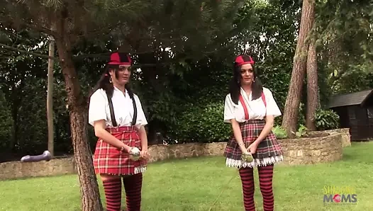 Sarışın milf, alice harikalar diyarında, yoğun bir açık hava grup rol oynama eylemine girer gibi giyinmiş