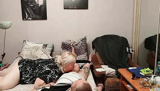 Komşumun ağzını bolca dölle dolduruyorum