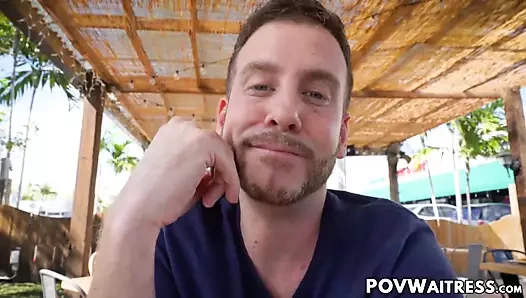 Esmer garson keira croft harika hizmet için pov dövülerek