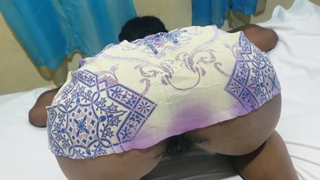 Kadın sana mutlak teslimiyetin gerçek anlamını gösteriyor, çünkü doğal vücudu tamamen yutuluyor