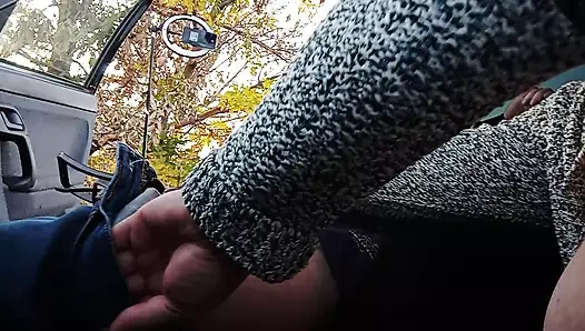 Karım doğada arabada sikimi sıvazlıyor