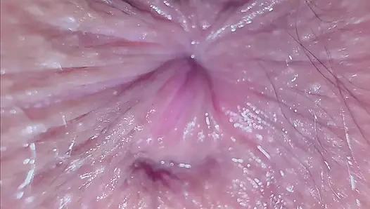 Genç kızın yüzüne oturuyor ve büyük götüm için çok küçük sakso çekiyor