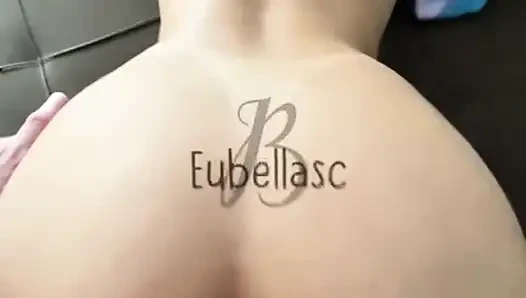 Yaramaz esmer kişi yetenekli ve gösterişli vajina, kırık popo ile twerk ediyor