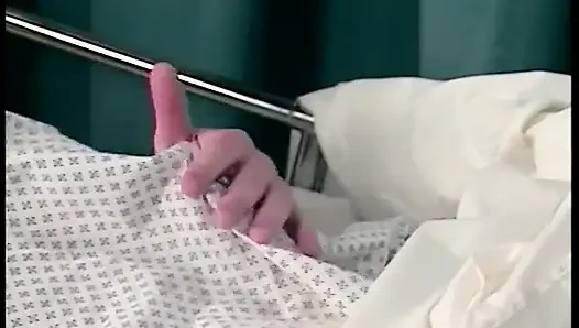 Bu hemşire erkek hastasını hastane elbisesiyle sikmeyi seviyor
