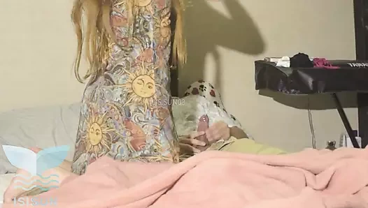 Üvey kız kardeşim, yalnızken, arka arkaya iki kez fışkırıncaya kadar onu sikmemi istiyor. İçine boşalmayı seviyorum.