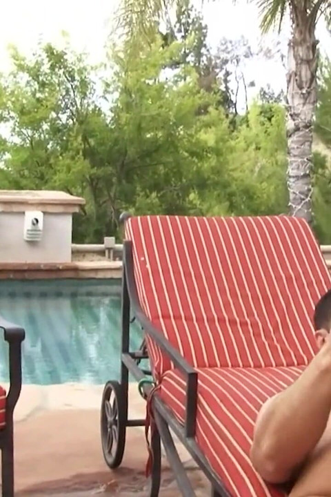 Doyumsuz orta yaşlı seksi kadınlar havuz kenarında birden fazla delikanlıyı paylaşıyor