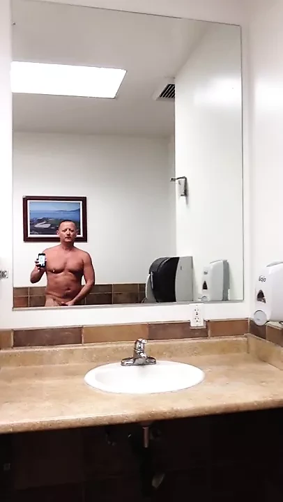 Croydonchris çıplak ve umumi tuvalette boşalıyor