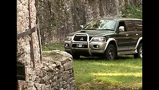 Büyük yaraklı bir adam için iki azgın arkadaş