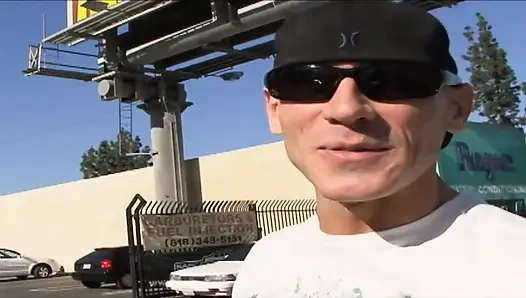 Tavlanan orta yaşlı seksi kadın sikiliyor ve yüzüne boşalma