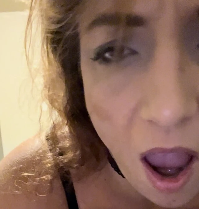 Victoria Laye трахается перед тем, как найти незнакомца, чтобы наполнить ее