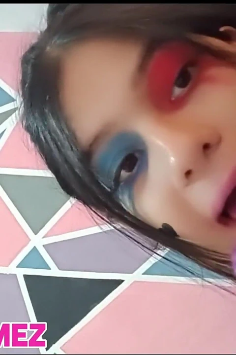 Cadılar bayramı gecesi palyaçosu bir takipçiyle görüntülü görüşme yapıyor ve ona zengin göğüslerini gösteriyor