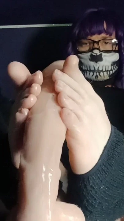 Raven LeTrap ile yağlı ayakla mastürbasyon