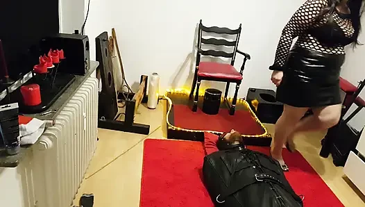 Deri çuvalda lave bölüm 1 - orta yaşlı seksi kadın bağlı yarağı azdırıyor kenar engelleme bdsm