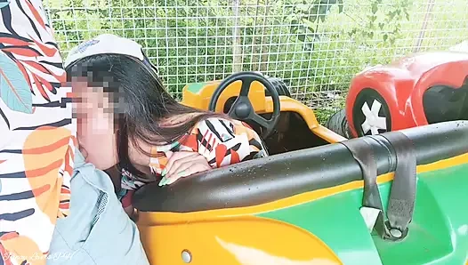 Eğlence parkında eğlenceli riskli halka açık seks (gerçek)