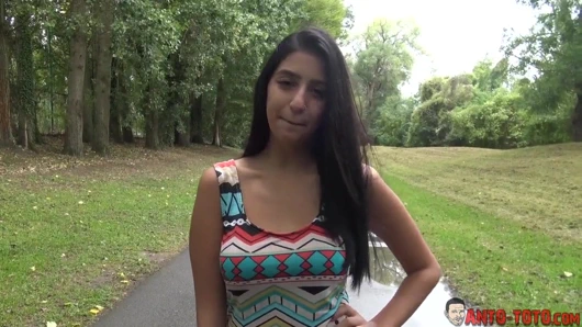 anna genç beurette (18 yaşında) alır onu KEDİ genişlemiş