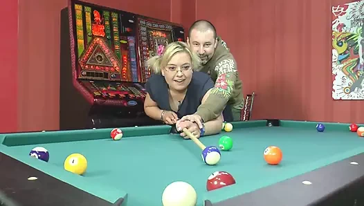 Büyük memeli sarışın olgun 69 pozisyonunda ağzına boşaltıyor