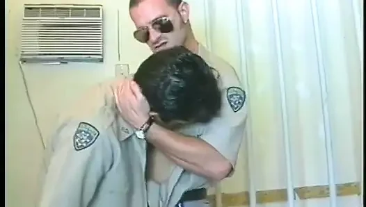 Üniformalı seksi erkekler birbirlerinin göt deliğini sert sikmek istiyor