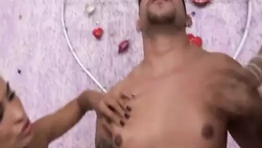 Barebacked transeksüel üzerinde yatak ile bir seksi kadın ve adam