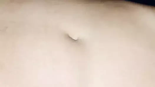 Hintli kız amını ve göğüslerini gösteriyor