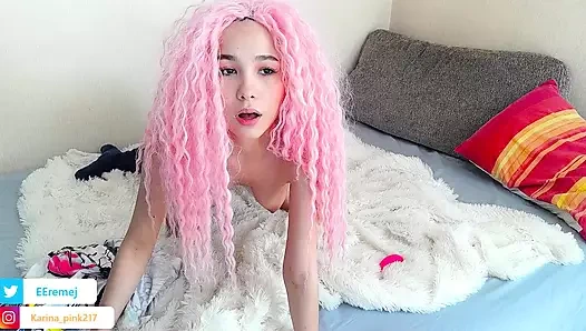 Asyalı kız onun arkasında durup onu beceriyormuş gibi yapıyor