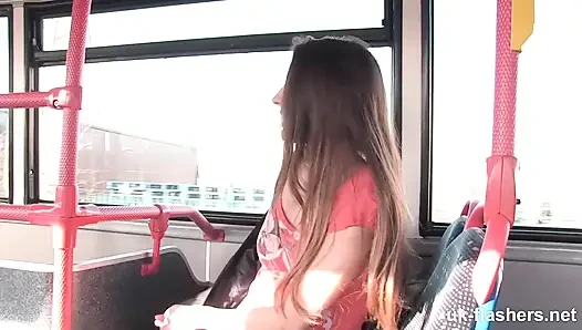Başka göğüs görmek isteyen var mı? Tina Blade uk-teşhircilerde herkese teşhir ediyor