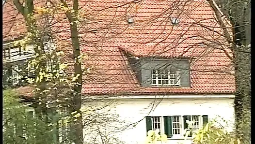Klasik seks videosunda çoraplı sarışın orta yaşlı seksi kadının götü sikiliyor ve ağzına boşalıyor