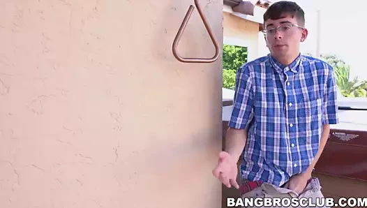 Sarışın milf cory kovalamak binicilik genç çük sonra yoga oturumu