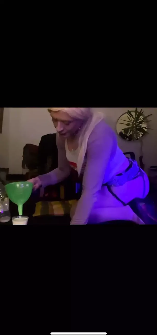 Немецкий кроссдрессер глубоко фистит ее молочную дырку!